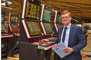 Werksleiter Hans Martin Grube ist seit 30 Jahren bei der Gauselmann Gruppe.