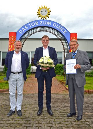 Hans Martin Grube (Mitte) wird von Paul Gauselmann, Unternehmensgründer und Vorstandsvorsitzender, sowie Dr. Werner Schroer (links), Vorstand Entwicklung und Technik, zum 30-jährigen Jubiläum beglückwünscht.