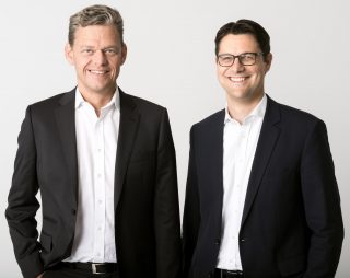 Axel Holthaus und Sven Osthoff (von links), die beiden Geschäftsführer von Toto-Lotto Niedersachsen, ab 2022 federführender Blockpartner im Deutschen Lotto- und Totoblock.