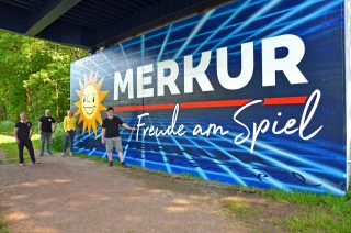 Farbenfroher Brückenpfeiler: Peter Angene (von links) Andreas Wiens, Sylvia Blaha und Dennis Herb freuen sich über das Kunstwerk.