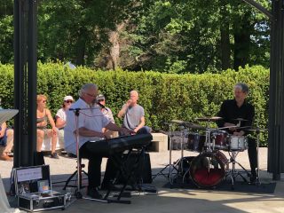 Endlich wieder Live-Musik: David Herzel (Schlagzeug) und Steve „Big Man“ Clayton (Keyboard und Gesang) unterhielten mit einem Mix aus Blues, Jazz Boogie-Woogie und Rock-Klassikern.