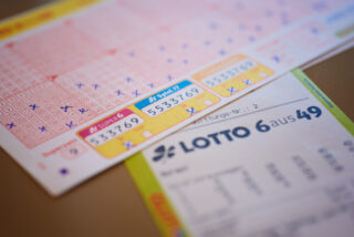 Der 16. WestLotto-Millionär des Jahres steht fest: Ohne Superzahl wurde ein Lottospieler aus dem Raum Essen am Mittwoch (25. August) zum zweifachen Millionär. Seine Ausbeute für „Sechs Richtige“ liegt bei rund 2,5 Millionen Euro. (Foto: Schlag & Roy GmbH)