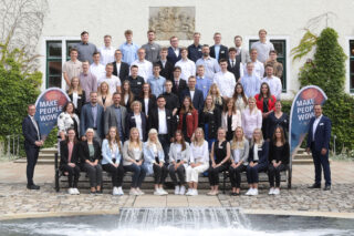 Freuen sich auf den Start: Die Azubis der Gauselmann Gruppe mit ihren Ausbilderinnen und Ausbildern.