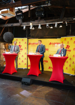 V.l.n.r.: M. Heinrich, Senator A. Dressel, T. Meinberg während der Pressekonferenz. (Foto: Jochen Brunkhorst)