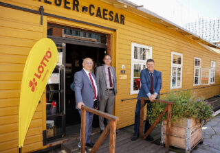 Finanzsenator Dr. Andreas Dressel mit den beiden LOTTO-Geschäftsführern Michael Heinrich und Torsten Meinberg vor dem Traditionsschiff „Lieger Caesar“, der von der Stiftung Denkmalschutz mit Lotto-Mitteln restauriert wurde. (Foto: Jochen Brunkhorst)