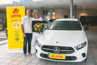Die glückliche Gewinner Jörg Teichmann mit seiner Frau Christina. (Foto: LOTTO Mecklenburg-Vorpommern)