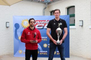 Wer holt den Pokal? TuS-Teamkapitän Peter Strohsack und Malte Semisch vom GWD-Minden halten die begehrten Pokale in Händen