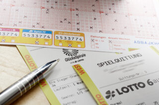 Der 20. WestLotto-Millionär des Jahres steht fest: Bei der Ziehung von LOTTO 6aus49 am Mittwoch (22. September) hat ein Tipper aus dem Kreis Heinsberg mit „Sechs Richtigen“ kräftig abgeräumt und gewinnt rund 1,2 Millionen Euro. (Foto: Schlag und Roy GmbH)