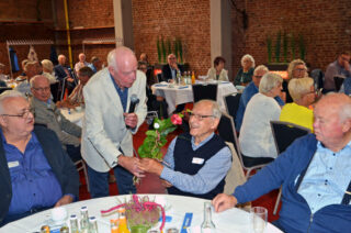 Wilhelm Büscher überreichte den Gründungsmitgliedern des MERKUR Senioren-Clubs eine Rose.