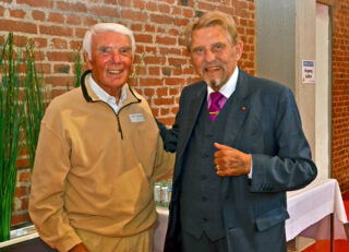 Freudiges Wiedersehen: Paul Gauselmann begrüßt Manfred Wömpener, den ersten fest angestellten Mitarbeiter der Gauselmann Gruppe, der 1964 als Außendiensttechniker eingestellt worden war.