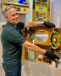 Techniker Ingo Rosenbrock zeigt die Funktionsweise eines deutschen Geldspielautomaten aus den 1950er-Jahren. (Foto: Deutsches Automatenmuseum)