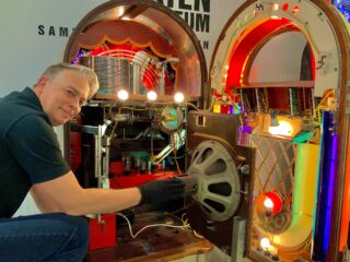 Techniker Ingo Rosenbrock gewährt einen faszinierenden Blick in das Innere der Musikbox Wurlitzer 1015 aus dem Jahr 1947. (Foto: Deutsches Automatenmuseum)