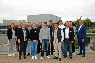 Die neuen Automatenfachleute mit ihren Ausbildern: Rabea Wankelmann (v.l.), Kim Susanne Wilhelm, Ann-Kathrin Peick, Nils Groon, Natalia Elke, Viktor Piscikov, Taner Sengin, Ediz Aslan, Makos Selimovic, Emre Yilmaz, Emrah Aksan, Max Jaroschenko, und Konrad Ostermeier. (Foto: Gauselmann AG)