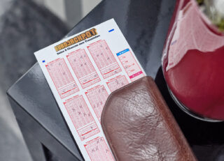 Die Serie der geknackten Jackpots geht weiter. Bei der Ziehung der Lotterie Eurojackpot am Freitag (5. November 2021) wurde die Gewinnklasse 1 erneut getroffen. Und das doppelt: Jeweils rund 5,1 Millionen Euro gehen nach Sachsen-Anhalt und Spanien. (Foto: Schlag und Roy GmbH)