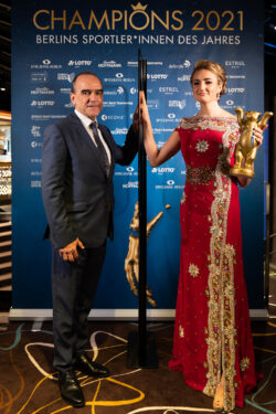 Stolze Berliner Sportlerin des Jahres Elena Semechin mit Sponsor Gerhard Wilhelm, Spielbank Berlin. (Foto: Dirk Lässig)