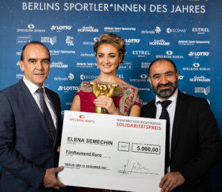 Manfred-von-Richthofen-Solidaritätspreis für Elena Semechin Von links: Gerhard Wilhelm, Spielbank Berlin, Schwimm-Star Elena Semechin, Özcan Mutlu, Präsident BSB. (Foto: Dirk Lässig)