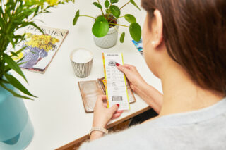 Die Eurojackpot-Gewinnerin hat sich gemeldet: Ihren Tippschein hatte sie ganz spontan am vergangenen Freitag in einer WestLotto-Annahmestelle abgegeben. (Foto: Schlag und Roy.)