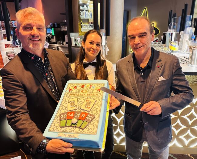 Anschnitt der Jubiläumstorte, Gerhard Wilhelm (rechts) und Guido Blessin (links). (Foto: BERLINboxx)