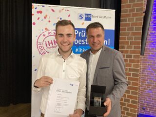 Tom Klüner, bester Auszubildender im Kreis Coesfeld und Helmut Rüskamp, Vizepräsident der IHK Nord Westfalen. (Foto: SG Service Zentral GmbH)