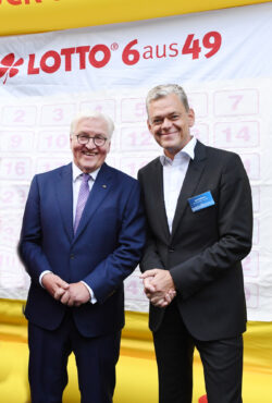 Bundespräsident Frank-Walter Steinmeier informierte sich beim Bürgerfest über das gemeinwohlorientierte LOTTO-Prinzip. V.l.n.r.: Frank-Walter Steinmeier, Axel Holthaus (Geschäftsführer LOTTO Niedersachsen). (Foto: El Sauaf)