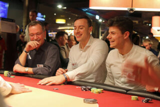 Glänzen nicht nur auf der Platte: Die Handballer Jo Gerrit Genz (Mitte) und Rutger ten Velde (rechts) vom TuS N-Lübbecke hatten auch am Pokertisch im Merkur Casino Bad Oeynhausen ihren Spaß. (Foto: TuS N-Lübbecke)