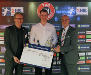 Hatte das beste Blatt: TuS-Akteur Sven Wesseling (Mitte) setze sich beim Pokern durch, gewann 1.980 Euro und spendete sie dem Lübbecker Tierheim. Dazu gratulieren TuS-Geschäftsführer Torsten Appel (links) und David Schnabel, Geschäftsführer der Merkur Spielbanken. (Foto: TuS N-Lübbecke)