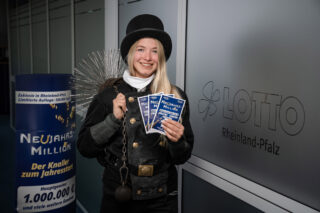Die Koblenzer Schornsteinfegerin Laura Gasteyer wünscht viel Glück bei der Teilnahme an der Neujahrs-Million. (Foto: Lotto RLP / Bernhard Risse)