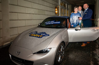 Freudige Übergabe: Olcay Kaçak (rechts), Direktor der Merkur Spielbanken in Sachsen-Anhalt, überreichte den Schlüssel des Mazda MX-5 an die neue Eigentümerin Ilona und ihren Ehe-mann Wolfgang. (Foto: Olaf Striegan)