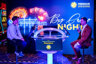 Gameshow-Feeling pur: Bei „Wer wird Merkur Champion?“ mussten Quizfragen live auf der Bühne beantwortet werden. (Foto: Olaf Striegan)