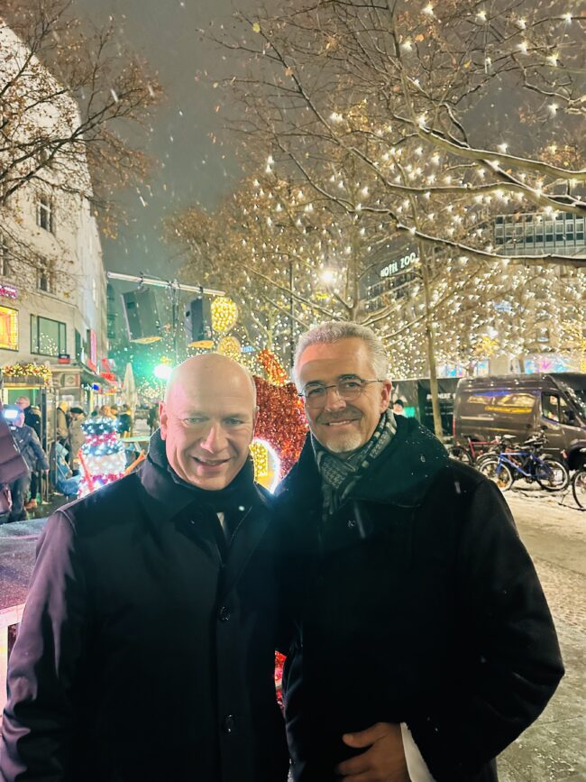 Der Regierende Bürgermeister, Kai Wegner, und Andreas Boehlke,Lichtdesigner. (Foto: BERLINboxx)
