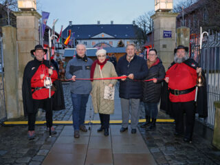 Feierliche Eröffnung: Im Beisein der Nachtwächter geben Paul und Karin Gauselmann gemeinsam mit Bürgermeister Dr. Henning Vieker und Larissa Mattlage den Startschuss für das Winterliche Schlossvergnügen. (Foto: Gauselmann AG)