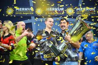 Darts-Profi Ricardo Pietreczko (links) und Rapper Eko Fresh nach dem gemeinsamen Sieg bei der „Promi-Darts-WM 2024“. (Foto: Brainpool / Willi Weber)