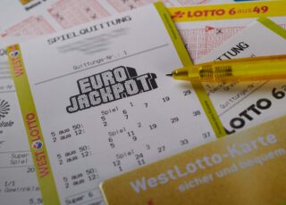 Zwei Spielteilnehmer aus Nordrhein-Westfalen sind bei den Ziehungen der Lotterie Eurojackpot und LOTTO 6aus49 am Wochenende zu Millionären geworden. Weitere Hochgewinne gibt es bei den Zusatzlotterien Spiel 77 und SUPER 6 sowie der TOTO 6aus45 Auswahlwette. (Foto: Schlag und Roy GmbH)