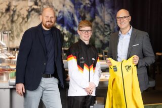 Blicken zuversichtlich auf die Partnerschaft: Björn Hohlt (von links), Geschäftsführer der Merkur Spielbanken NRW, Jaden Eikermann und David Schnabel, Geschäftsführer der Merkur Spielbanken NRW. (Foto: Merkur Spielbanken NRW)