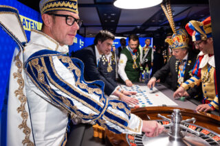 Bei der Festsitzung des Aachener Karnevalsvereins übte sich Thomas IV. (links) am Roulettetisch der Merkur Spielbanken als Croupier. (Foto: Merkur Spielbanken NRW)