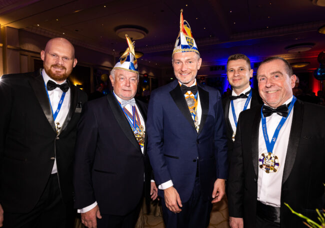 Björn Hohlt (von links), Geschäftsführer der Merkur Spielbanken NRW, Wolfgang Kubicki, Vizepräsident des Deutschen Bundestages, Christian Lindner, Bundesvorsitzender der FDP, Dr. Bastian Scholz, Senior Manager Public Affairs bei der Merkur Group, und Thomas Stoßberg, Spielbankdirektor der Merkur Spielbank Aachen, während der Verleihung des Ordens „Wider den tierischen Ernst". (Foto: Merkur Spielbanken NRW)