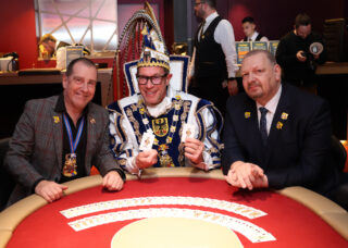 Karnevalsprinz Thomas Muckel (Mitte) gemeinsam mit Thomas Stoßberg (links) und Thomas Fleischer, Spielbankdirektoren der Merkur Spielbank Aachen. (Foto: Merkur Spielbanken NRW)
