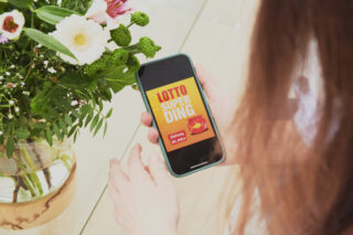 Beim Lotto-SuperDing mitzuspielen, kann sich besonders lohnen. Dies wird der Jackpotgewinner aus dem Oberbergischen Kreis vom Oster-Wochenende sicher bestätigen. Seine Ausbeute bei der LOTTO 6aus49 Ziehung: rund 10,8 Millionen Euro. (Foto: Schlag und Roy GmbH))