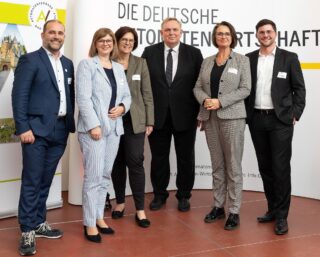 V.l.n.r.: Michael Thiery, Staatssekretärin Nicole Steingaß, Staatssekretärin Petra Dick-Walther, Georg Stecker, Landtagsvizepräsidentin Anklam-Trapp, Maximilian Fiel (Beauftragter für Länderkommunikation in Rheinland-Pfalz) (Foto: AWI / DAW)