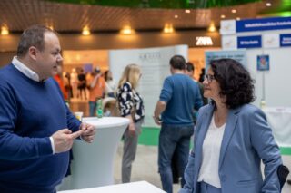 Roman Neßhold im Gespräch mit Landesrätin Daniela Gutschi. (Foto: Selbsthilfe Salzburg/A. Geistlinger)