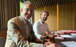 Oliver Bagus, Geschäftsführer Gaming Technology LÖWEN ENTERTAINMENT, Thomas Hengen, Geschäftsführer 1. FC Kaiserslautern. (Foto: LÖWEN ENTERTAINMENT GmbH)