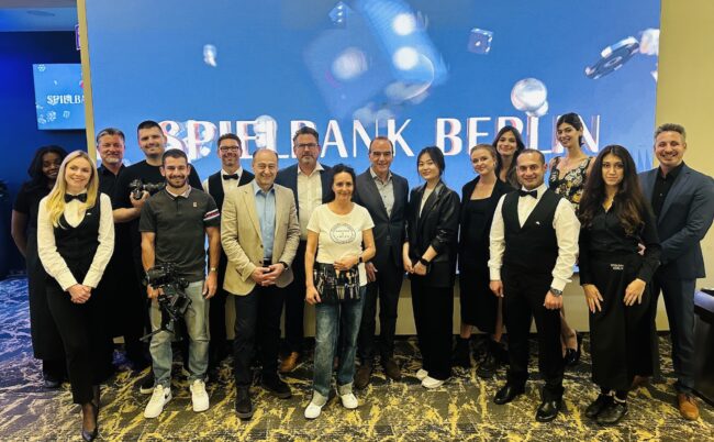 Gerhard Wilhelm, Sprecher der Geschäftsführung der Spielbank Berlin und Anni Chen, NOVOMATIC mit dem motivierten Team (hintere Reihe, 5. und 4. von rechts). (Foto: BERLINboxx)