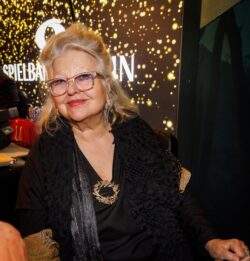 Ehren-Lola für die Grand Dame des deutschen Films Hanna Schygulla, die sich nach der Gala in der Casino Lounge entspannte. (Foto: Dirk Lässig)
