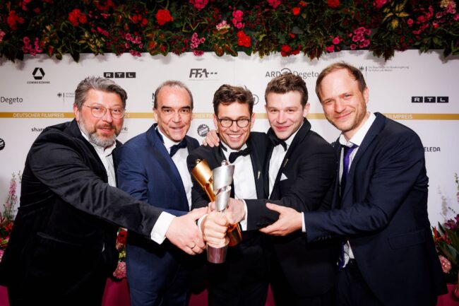 Goldene Lola in der Kategorie „Bester Hauptdarsteller“ für Simon Morzé (3. von links) im Film „Der Fuchs“, der die Silberne Lola für den Besten Film erhalten hat: Es gratulieren David Marek (Prokurist Spielbank Berlin), Gerhard Wilhelm (Sprecher der Geschäftsführung Spielbank Berlin) (links) und Adrian Goiginger, Produzent, Autor und Regisseur (rechts). (Foto: Dirk Lässig)