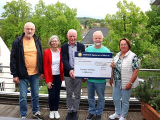 1.025 Euro für den guten Zweck: Christian Freitag (Zweiter von rechts) nimmt den Spendenscheck von den Merkur-Senioren Erwin Füller (von links), Angelika Tirre, Wilhelm Büscher und Anette Telgheder entgegen. (Foto: Merkur Group)