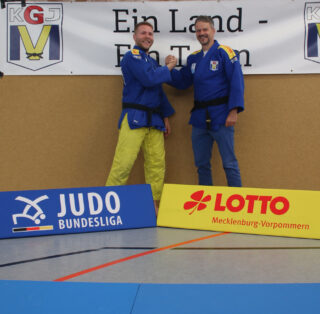 Mit einem gemeinsamen Handschlag besiegeln Tobias Sieg, Teammanager der KGJMV (links) und Mathias Lesniewski, Gruppenleiter Vertrieb LOTTO MV (rechts) die Partnerschaft. (Foto: LOTTO Mecklenburg-Vorpommern)