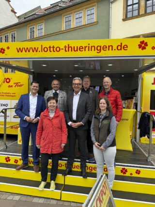 „Gemeinsam am GLÜCKsmobil“: (Vordere Reihe von links): Heike Taubert (Thüringer Finanzministerin), Carlotta Schulz (stellv. Geschäftsführerin der Stiftung Naturschutz Thüringen). (Hintere Reihe von links): Lutz Heitmüller (geschäftsführender Vorstand der Deutschen Stiftung Denkmalschutz), Knut Kreuch (Oberbürgermeister Stadt Gotha), Jochen Staschewski (Geschäftsführer der Thüringer Staatslotterie), Tino Grübel (Geschäftsführer der LIGA der Freien Wohlfahrtspflege e.V.) und Thomas Zirkel (Hauptgeschäftsführer des Landessportbundes Thüringen) (Foto: Lotto Thüringen)
