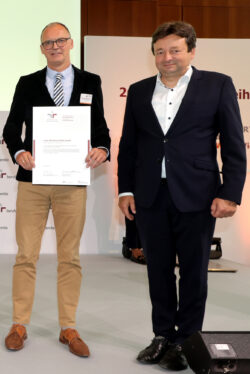 Aus den Händen von Oliver Schmitz (Geschäftsführer der berufundfamilie Service GmbH), erhielt Personalchef Vol- ker Wyremblewsky (links) die Urkunde für Lotto Rheinland- Pfalz. (Foto: Lotto Rheinland-Pfalz)