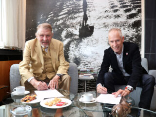 Großer Moment: Paul Gauselmann und Lübbeckes Bürgermeister Frank Haberbosch unterzeichnen die Spendenvereinbarung. (Foto: Merkur Group)