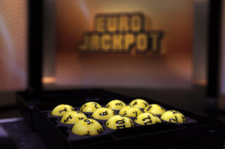 Zwei Spielteilnehmer konnten bei der Eurojackpot-Ziehung am 26. Juli die korrekten sieben Zahlen auf ihrem Spielschein vorweisen. Beide Jackpotgewinne gehen nach Skandinavien in die Länder Norwegen und Schweden. Ihnen wird die Gewinnsumme von jeweils 21.343.939,10 Euro ausgezahlt. (Foto: Veikkaus)